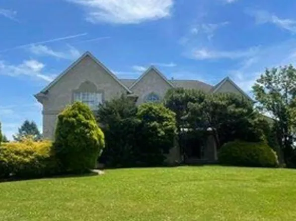 2065 Quail Ct, Bethlehem, PA 18015