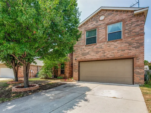 1021 Pullman Dr, Saginaw, TX 76131