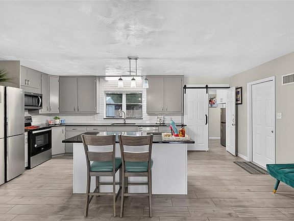 3rd image of 1075 8TH STREET NW