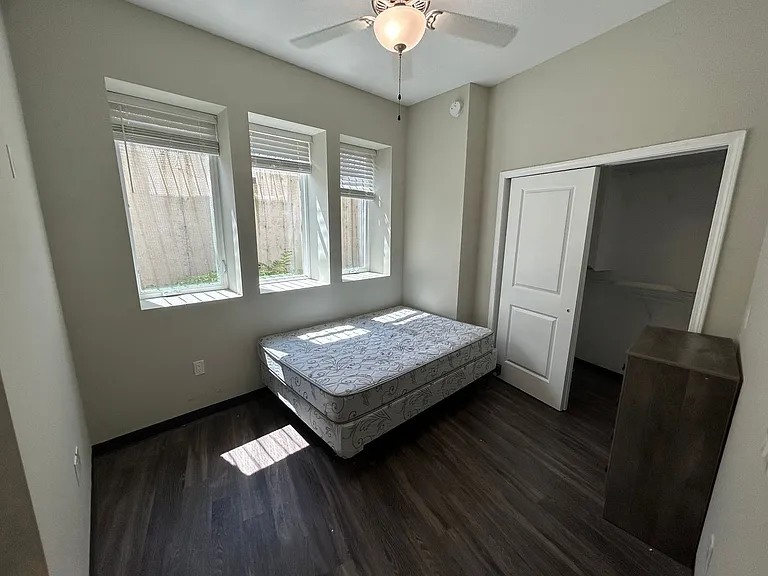 302 E Clark St — Photo 16