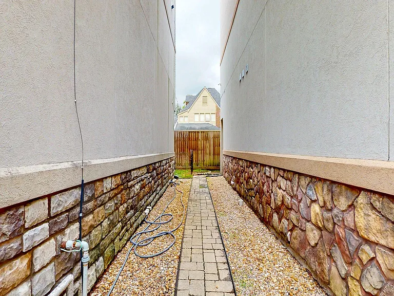 2540 Prospect St #B — Photo 2