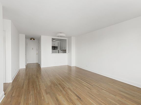 3rd image of 201 W 70th St APT 20L
