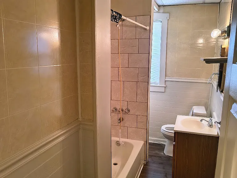 Bathroom with tub/shower