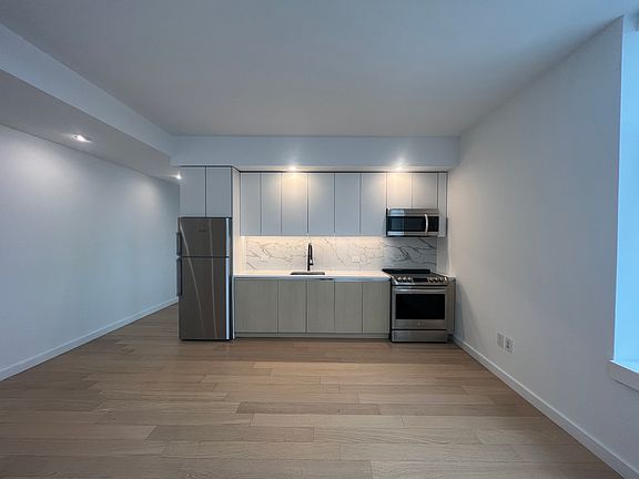 3rd image of 88 Linden Blvd #9I