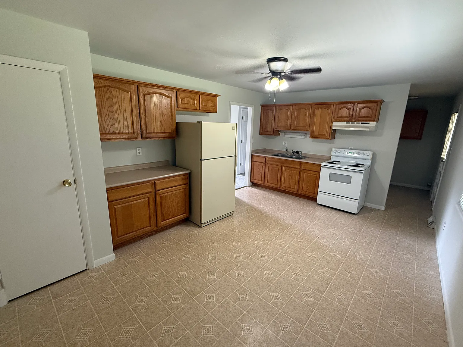 3 bed, 1050 sqft, $1,600 — Photo 2