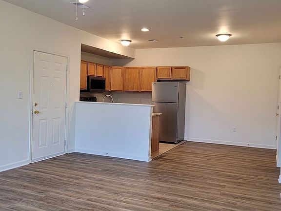 3rd image of 670 Bassett Dr #2B