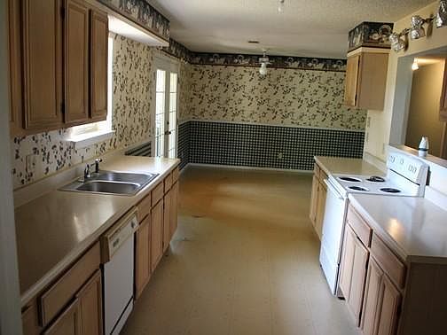 5th image of 8 Cedar Ln