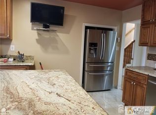 20 Tiger Lilly Ct, Sayreville, NJ 08872
