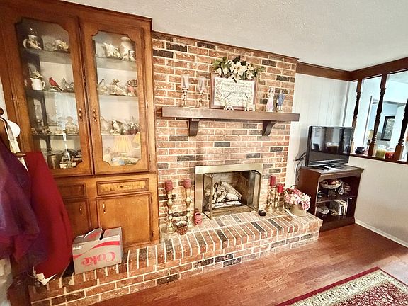 4th image of 1307 Edgewood Cir
