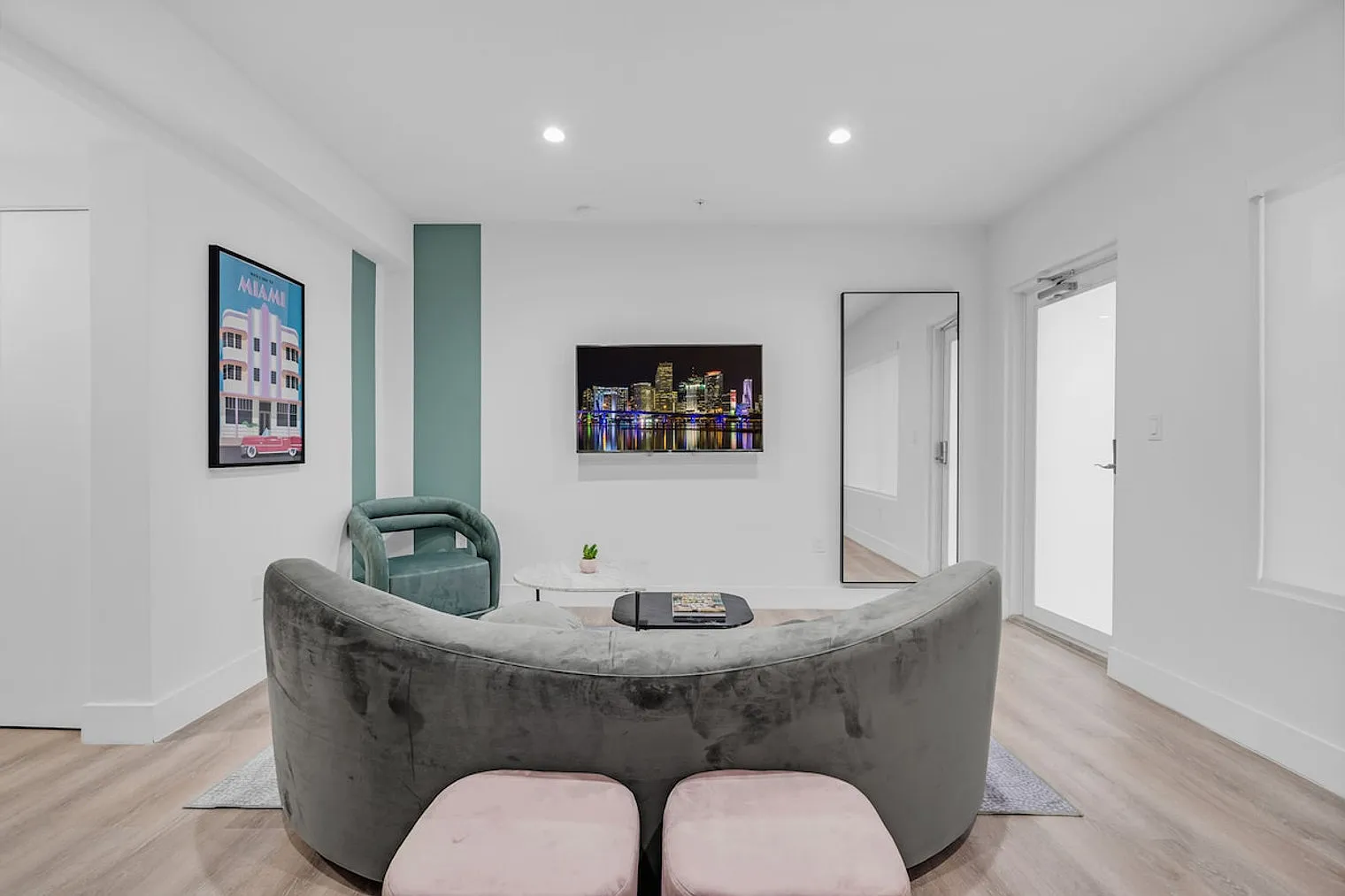 2 bed, 1.0 bath, 796 sqft, $6,933 — Photo 3