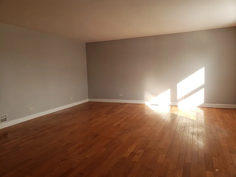 220 W Oneida Ave — Photo 8