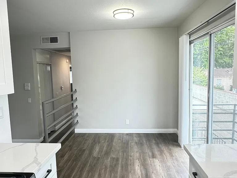 12303 Moorpark St #104 — Photo 18