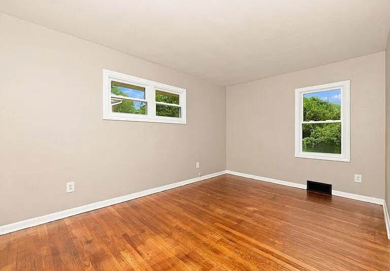 248 Canterbury Dr — Photo 8