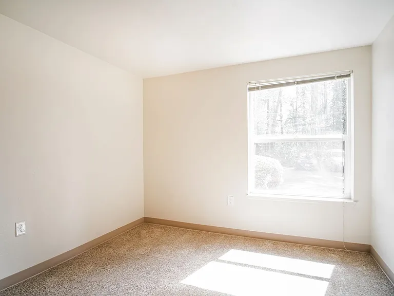 Beautiful Property on a Lake in Corvallis — Photo 10