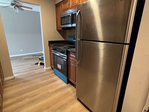 4th image of 1045 S Evergreen Ave #102