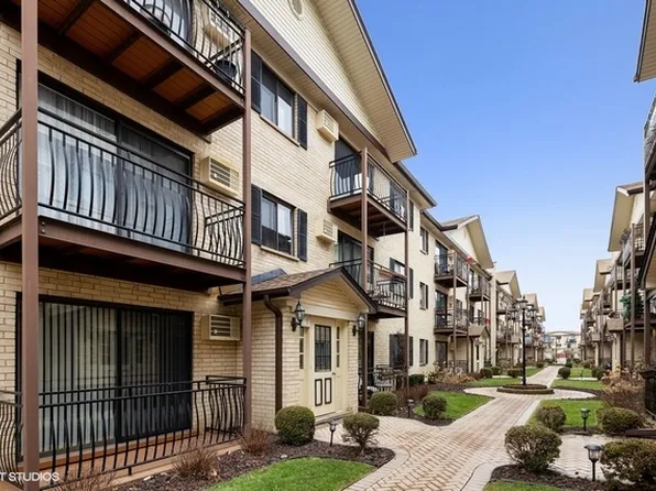 5143 N East River Rd Unit 152, Chicago, IL 60656