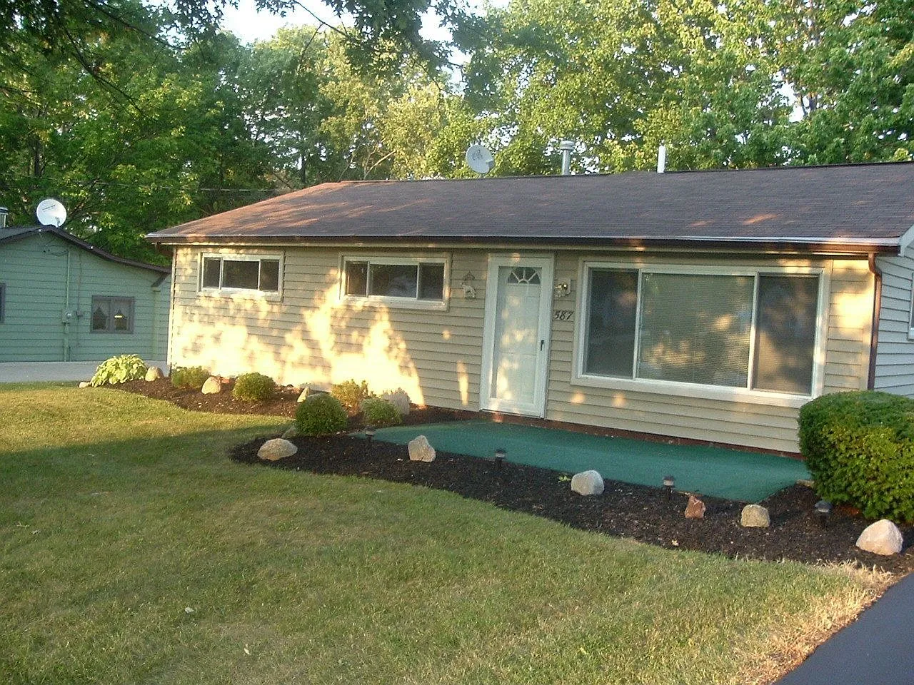 587 Richie Dr photo 1