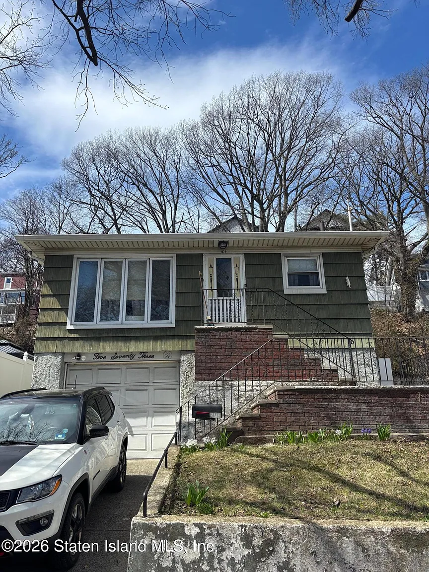 573 Richmond Rd photo 1