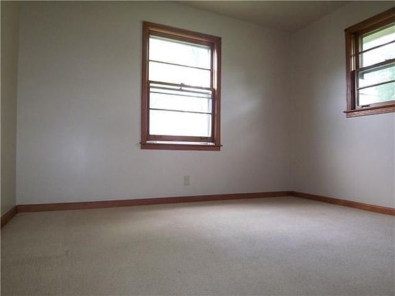 3rd image of 810 Hayden Dr