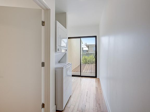 2nd image of 515 3/4 Heliotrope Dr