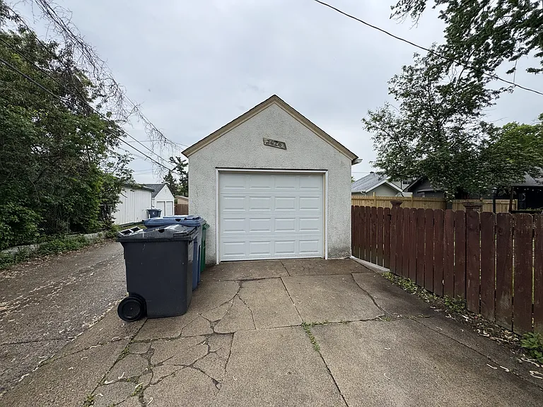 2626 Vincent Ave N — Photo 35