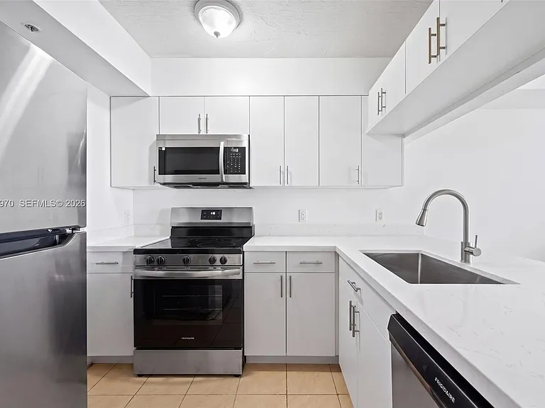 102 SW 6th Ave #605 — Photo 1