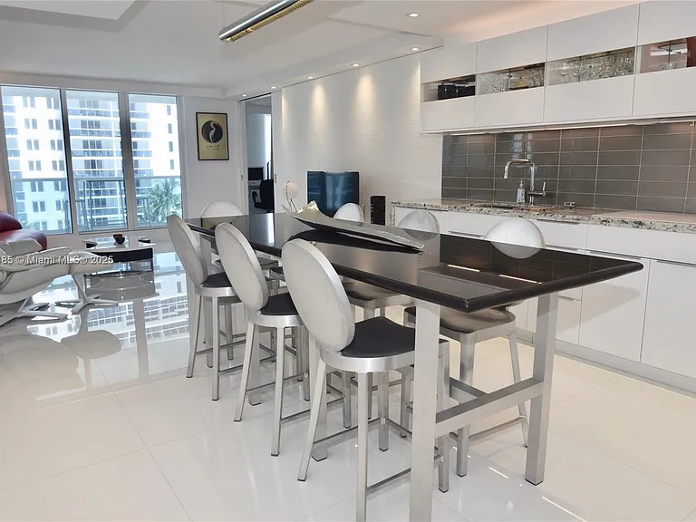 2301 Collins Ave #815/814 — Photo 6