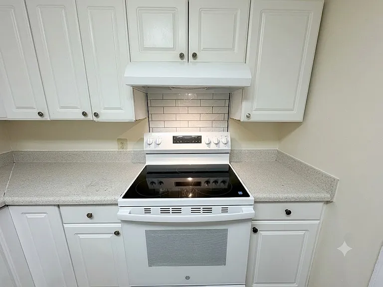 606 Eugenia St — Photo 4