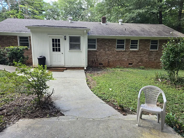 242 W Castle Dr — Photo 21