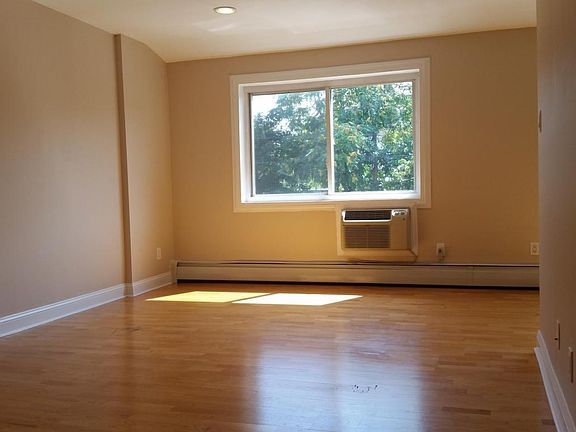3rd image of 1284 Rockland Ave APT 2C