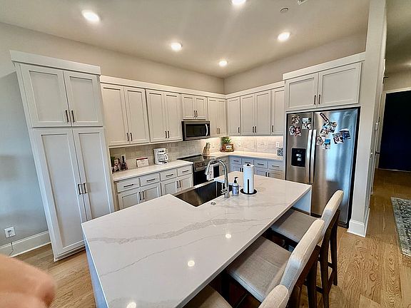 2nd image of 403 Russell St #201