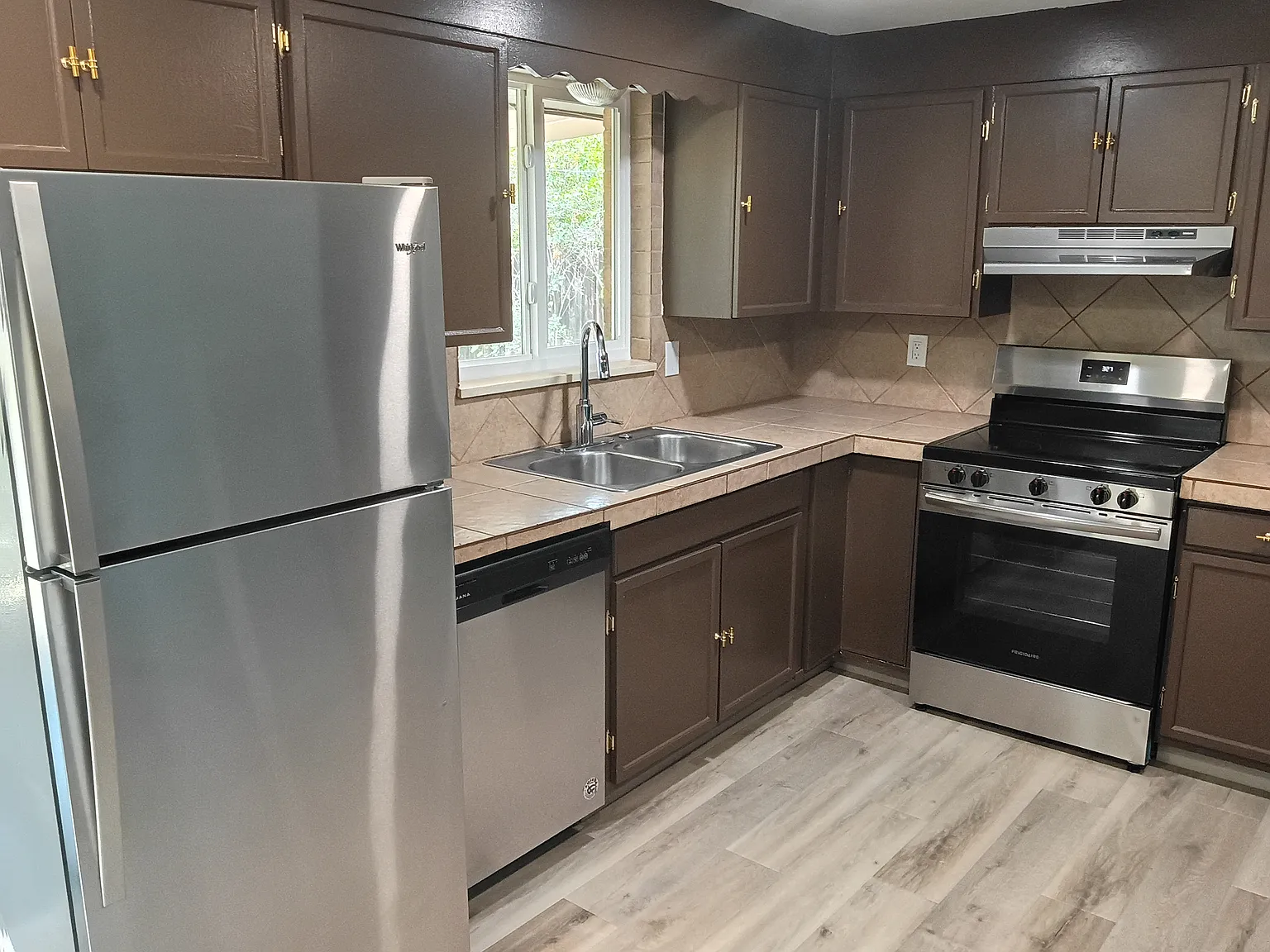 3 bed, 1.5 bath, 1053 sqft, $2,000 — Photo 4