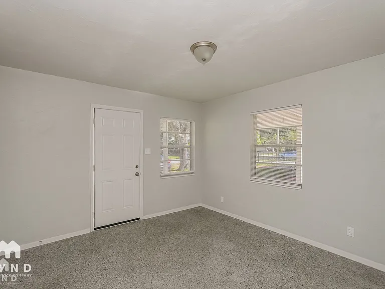 1505 E Genesee St — Photo 6
