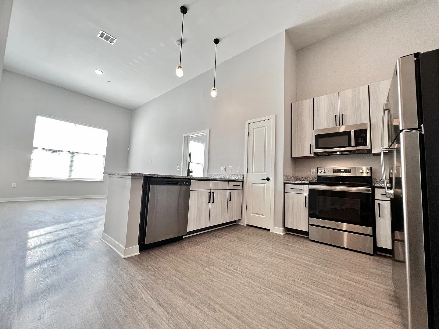 112 E Greenhill Ln — Photo 2