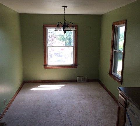5th image of 810 Belmont St
