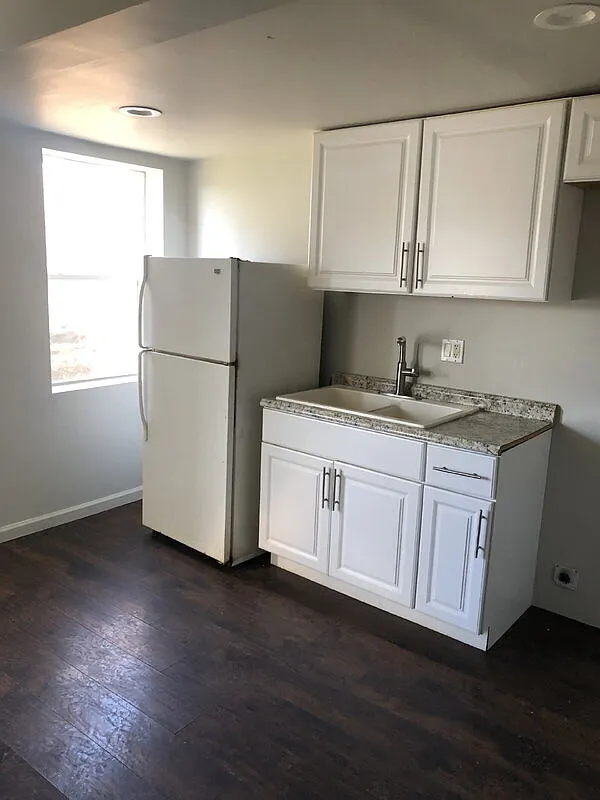 2 bed, 1.0 bath, 800 sqft, $900 — Photo 2