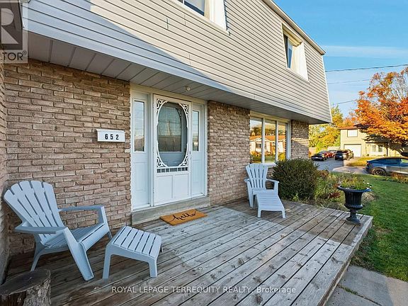 4th image of 652 Spragge Cres