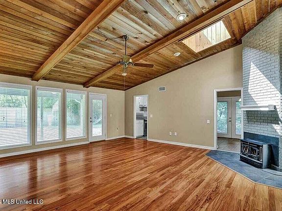 5th image of 1011 McDale Ln