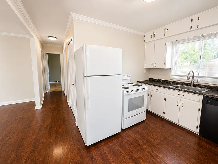 2582 Roselawn St — Photo 5