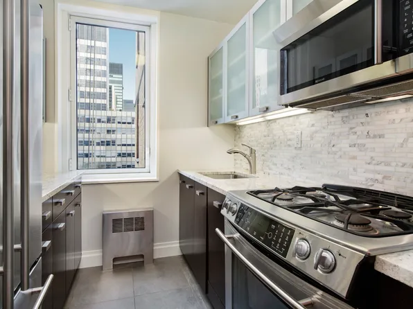 212 East 47th Street 22B image 2 of 9