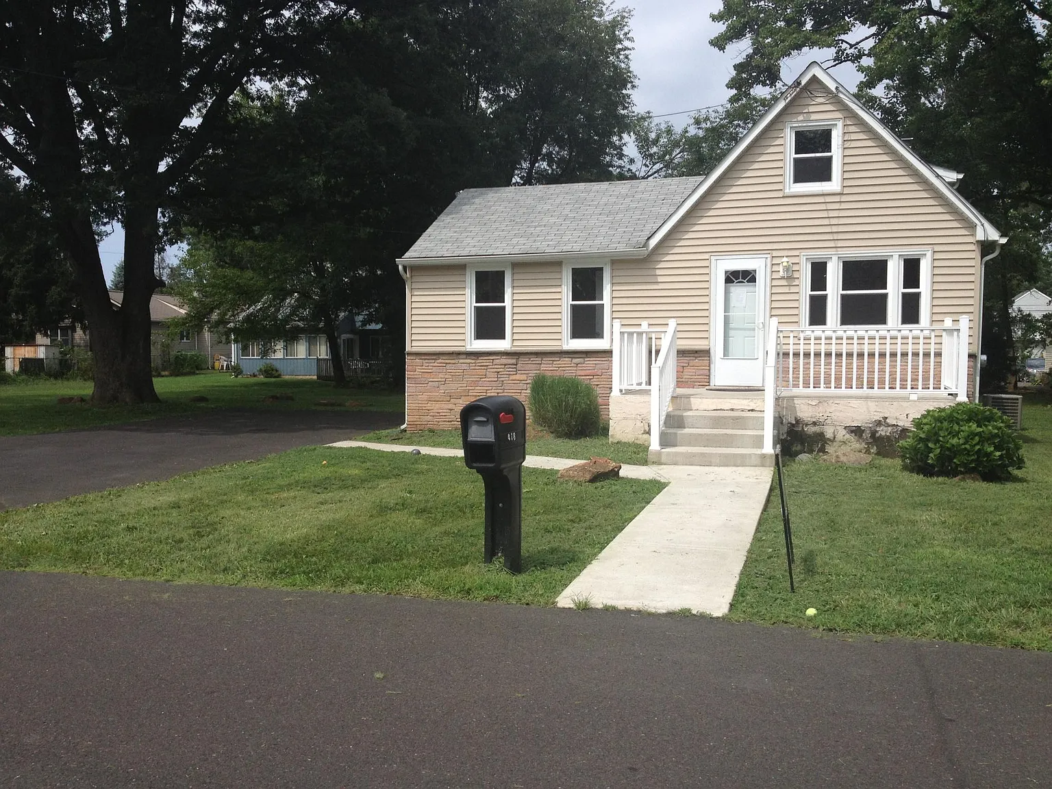 478 Linden Ave photo 1