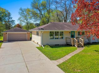 995 E Shady Ln, Neenah, WI 54956