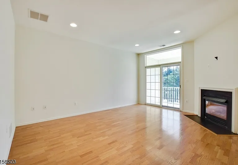 210 Edmonton Ct — Photo 4