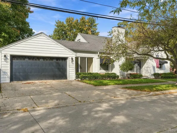 1843 Manchester Blvd, Grosse Pointe Woods, MI 48236