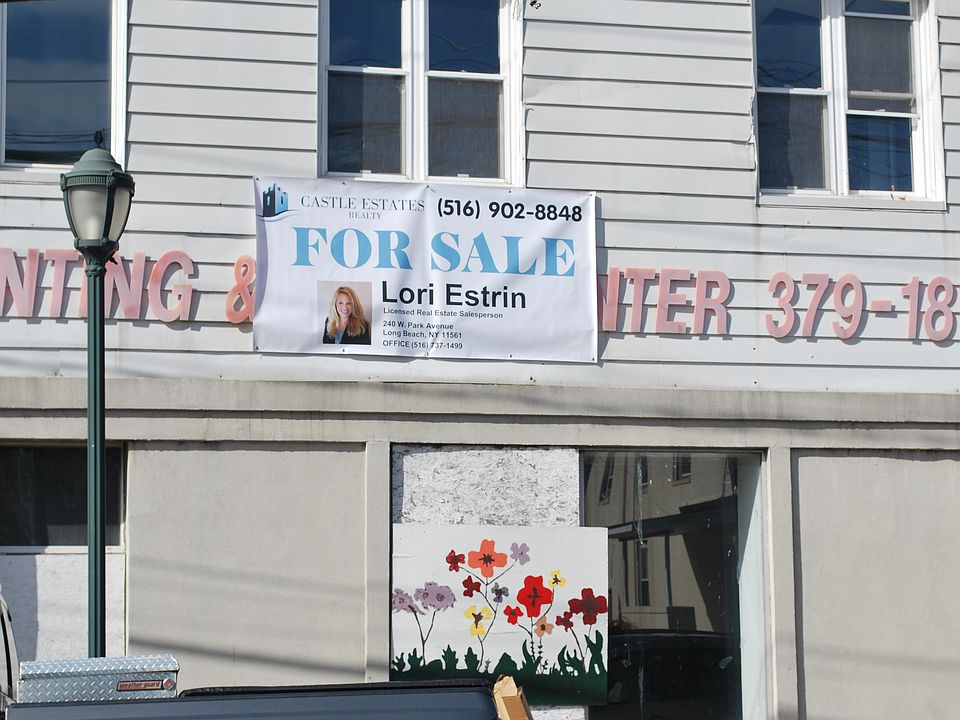 2nd image of 800 Merrick Rd