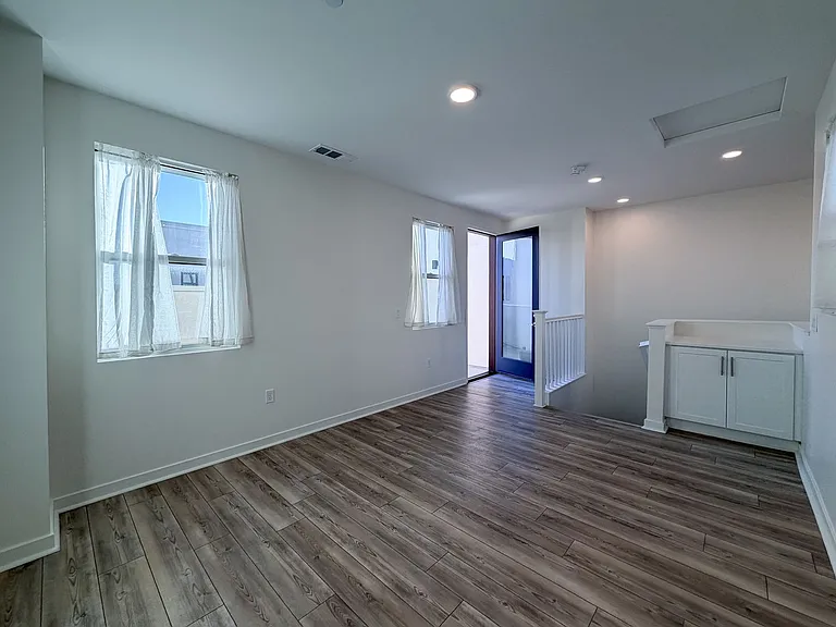 1568 E Thompson Blvd — Photo 36