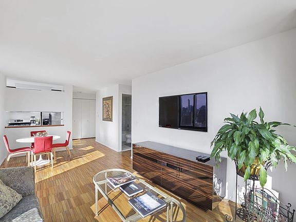 4th image of 1632 2nd Ave #3201