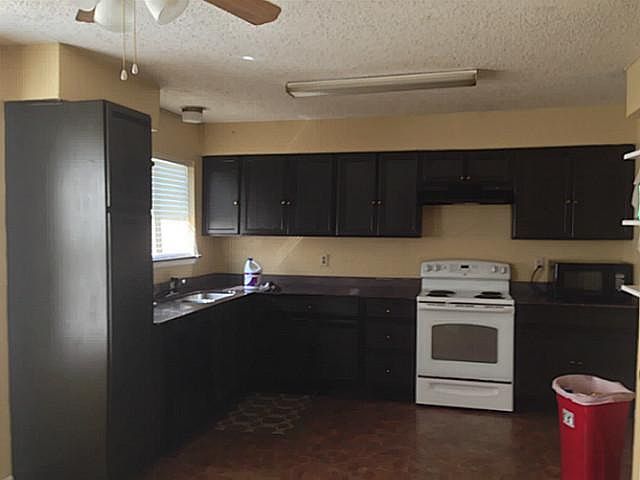 2nd image of 826 Tamerisk Dr