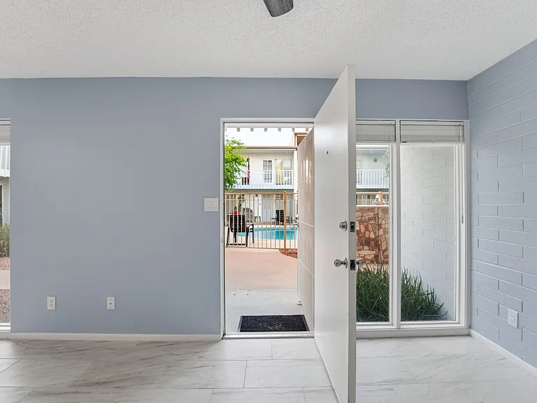 1734 W Tuckey Ln #16 — Photo 3