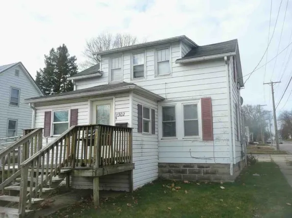 1302 S Rotzler Ave, Freeport, IL 61032